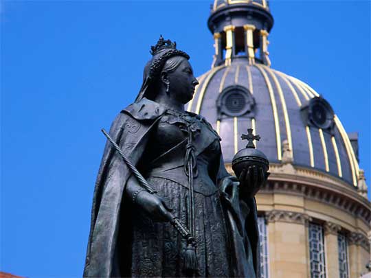  Queen Victoria surveys the city