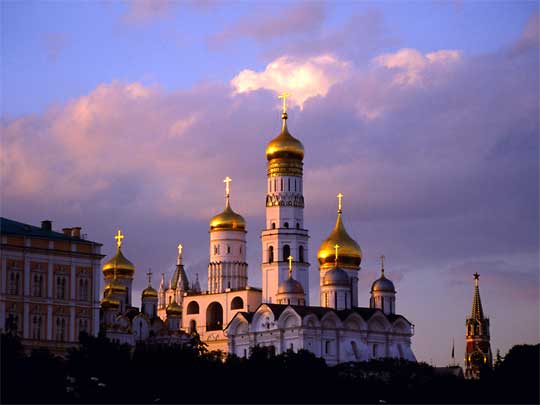  Ivan the Great Bell Tower, sandwiched between Kremlin cathedrals