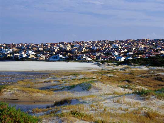  The town nestles up to the surfing beach of Jeffrey's Bay