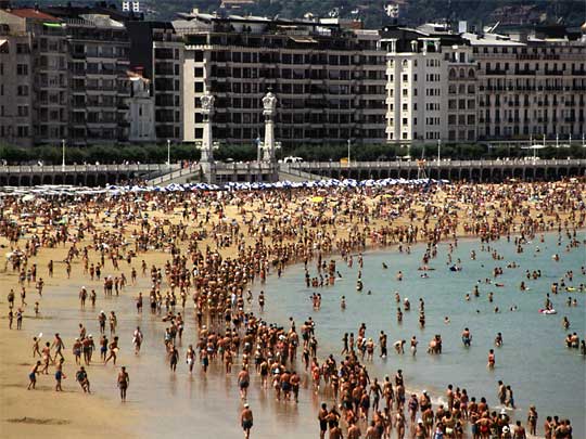  Tourists at shore, like ants at jam