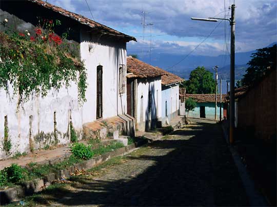  Small houses, big views in Suchitoto