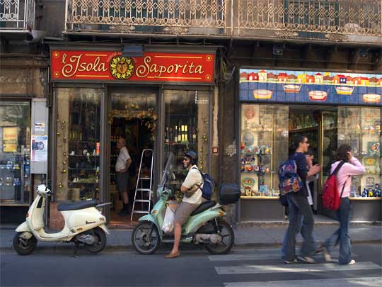  Scooters 'n' shops in Palermo