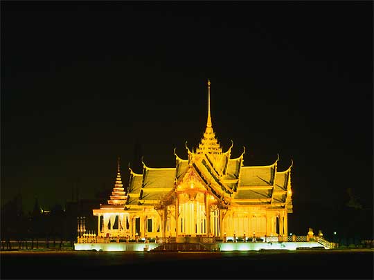 Wat Mahathat, temple and Buddhist university, offers free meditation lessons