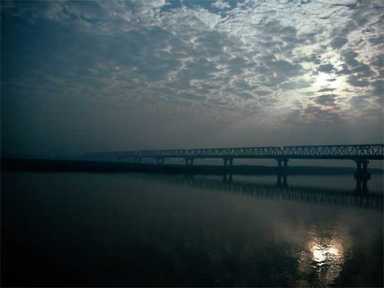  Long Bien Bridge, still standing, after repeated US bombings