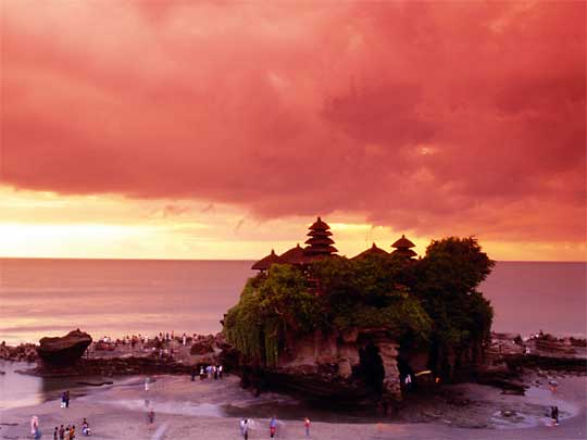  Worshippers congregating at Tanah Lot sea temple