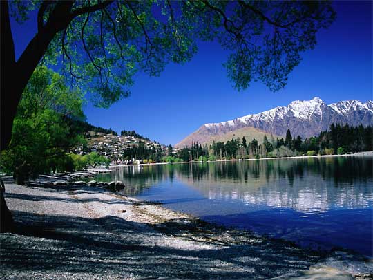  Shoreline of Lake Wakatipu, near Queenstown
