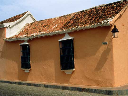 Terracotta tiles and iron grilles - Coro boasts some fine colonial streetscapes