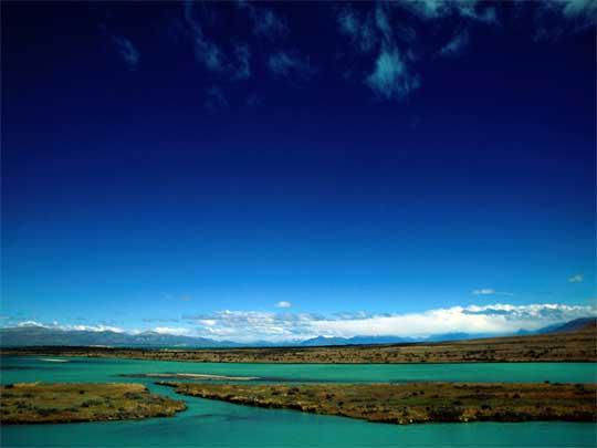  Big sky, blue views: Santa Cruz river and its flood plain, near El Calafate