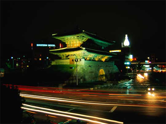  Dongdaemun Gate, built in 1869, stands regally, oblivious to modern day traffic