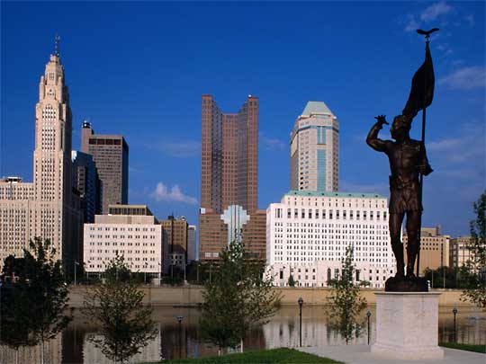  Clear blue skies over city skyline and Scioto River