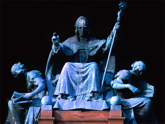  Baroque statue at the red-sandstone Kelvingrove Art Gallery