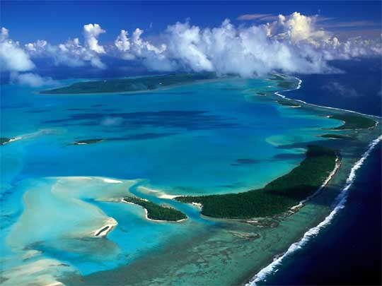  Aerial view of Aitutaki Lagoon, and its beautiful motu (lagoon islets) 