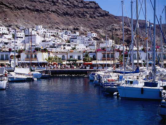  White houses on the barren hillside overlooking the Gran Canaria